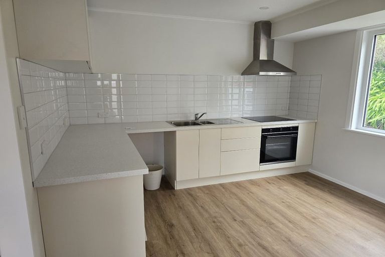 Photo of property in 7 Balmain Street, Newlands, Wellington, 6037