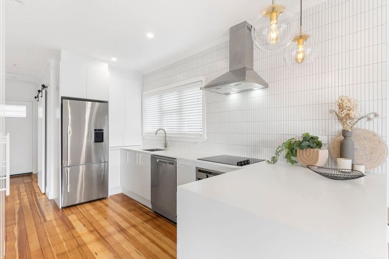 Photo of property in 1/8 West Lynn Road, Titirangi, Auckland, 0604
