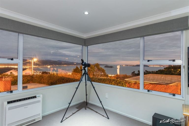 Photo of property in 8 Te Whiti Grove, Korokoro, Lower Hutt, 5012