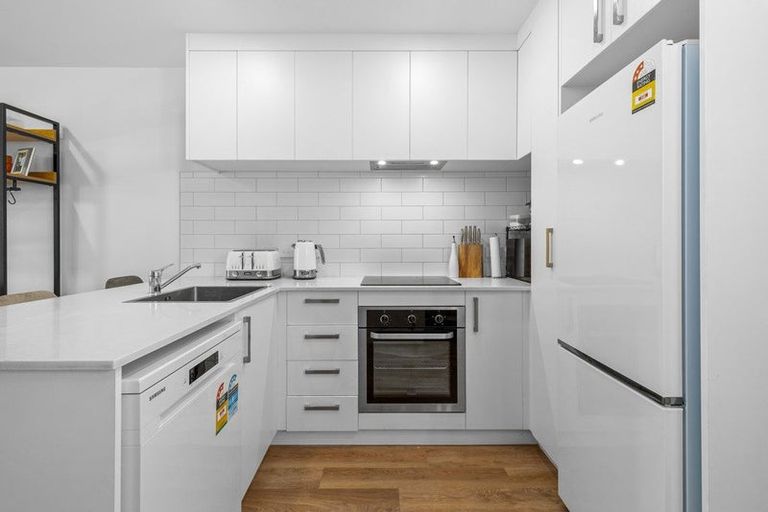 Photo of property in 29 Tokai Place, Glen Eden, 0602