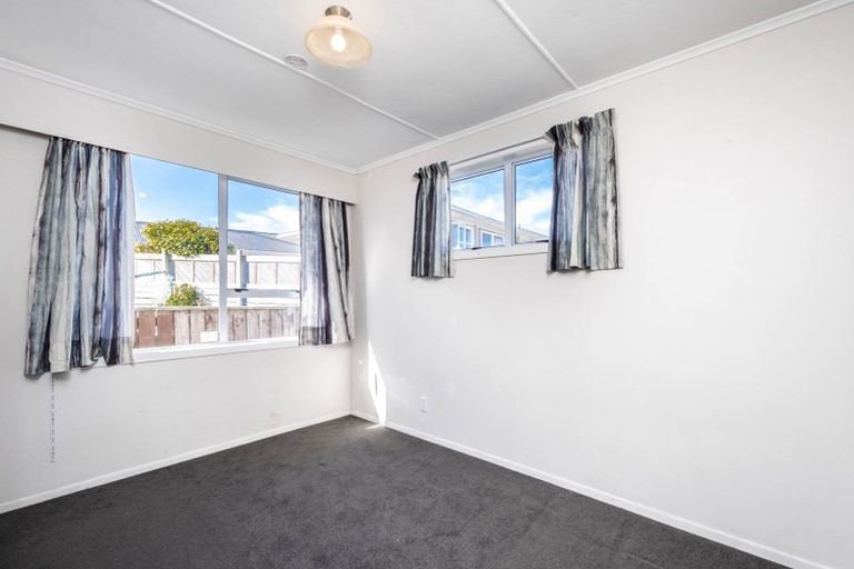 Photo of property in 27 Brooker Grove, Newlands, Wellington, 6037