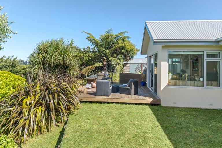 Photo of property in 5a Tui Grove, Oakura, 4314