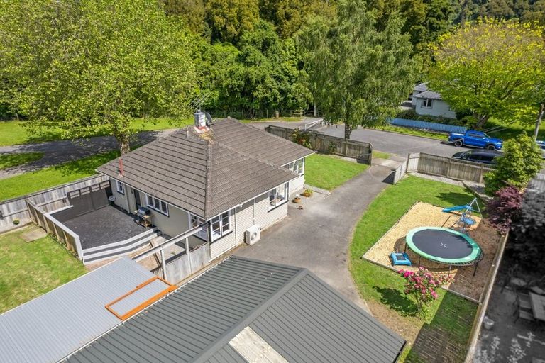 Photo of property in 2 Holdsworth Avenue, Trentham, Upper Hutt, 5018