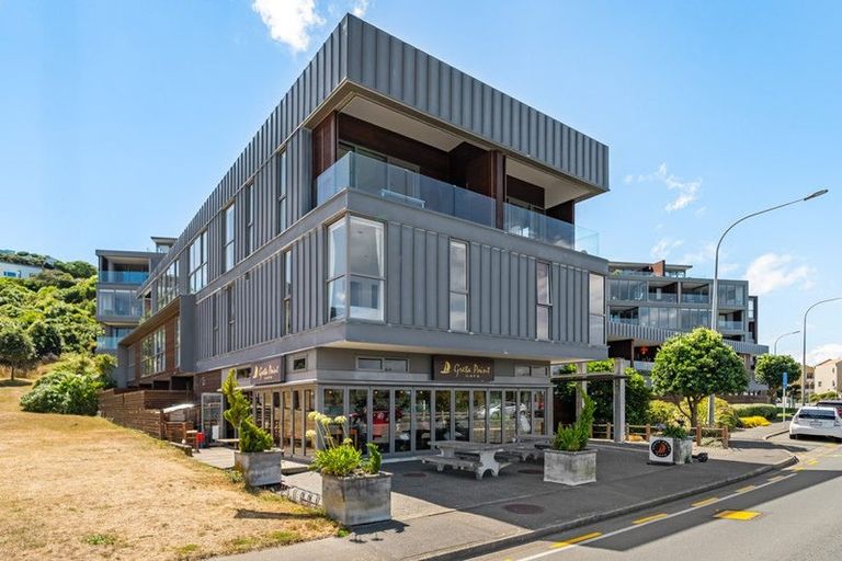 Photo of property in Patent 326 Apartments, 201h/326 Evans Bay Parade, Hataitai, Wellington, 6021