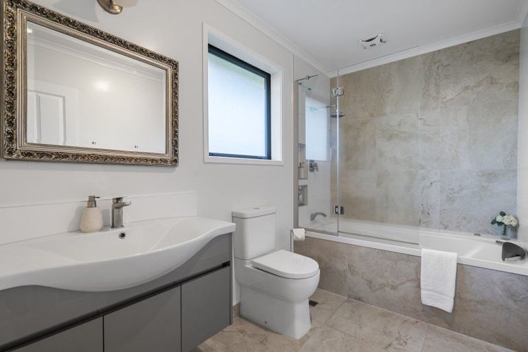 Photo of property in 20 Gemini Place, Kawaha Point, Rotorua, 3010