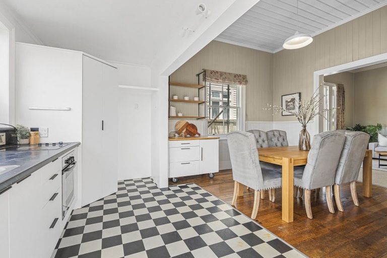 Photo of property in 15 Morley Street, New Plymouth, 4310