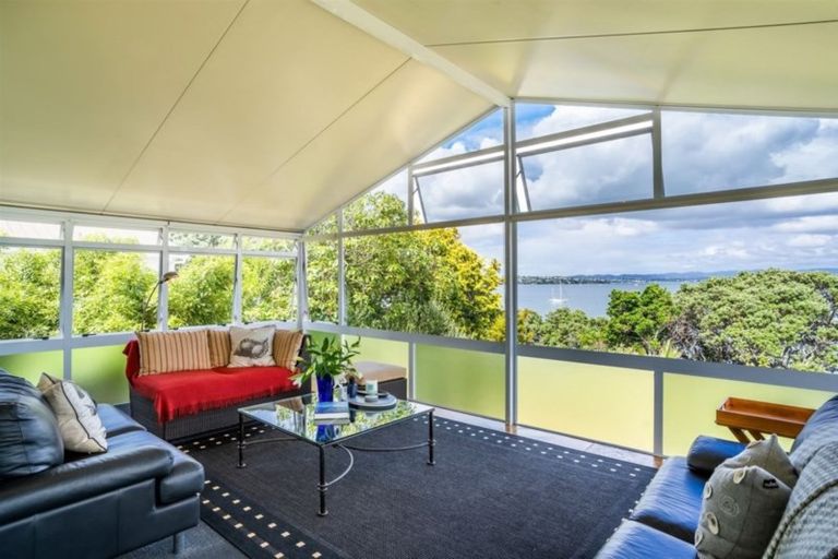 Photo of property in 2/98 Queen Street, Northcote Point, Auckland, 0627