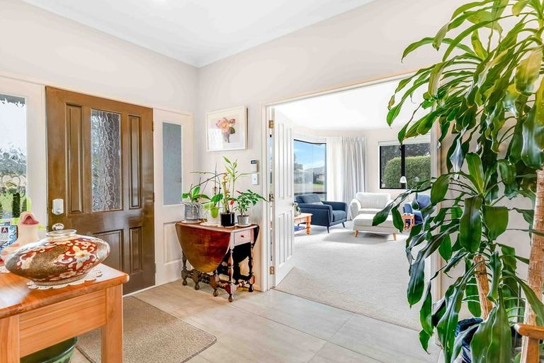 Photo of property in 32 Connemara Court, West Harbour, Auckland, 0618