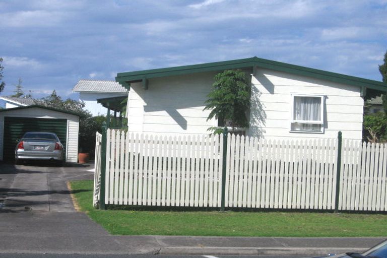 Photo of property in 32 Akoranga Drive, Northcote, Auckland, 0627
