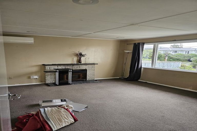 Photo of property in 7 Balmain Street, Newlands, Wellington, 6037