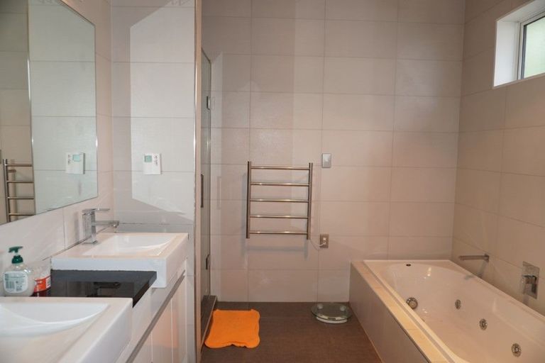 Photo of property in 11 Namsan Close, Fairview Heights, Auckland, 0632