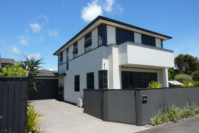 Photo of property in 10 Kawaroa Lane, New Plymouth, 4310