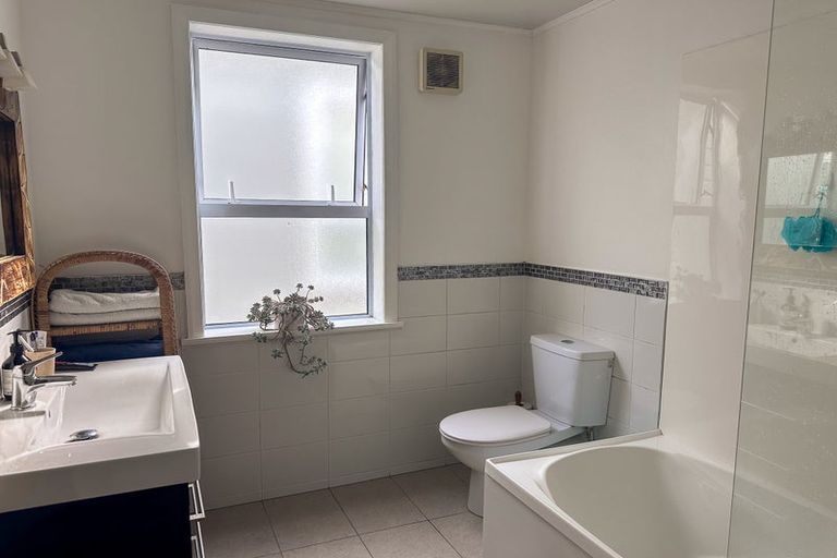 Photo of property in 121 Onepu Road, Lyall Bay, Wellington, 6022