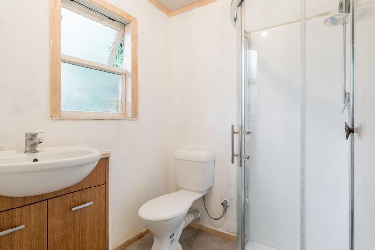 Photo of property in 60 Sylvan Crescent, Te Atatu South, Auckland, 0610