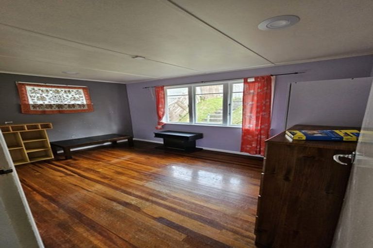 Photo of property in 7 Balmain Street, Newlands, Wellington, 6037