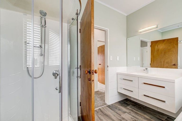 Photo of property in 2/13 Mana Esplanade, Paremata, Porirua, 5026