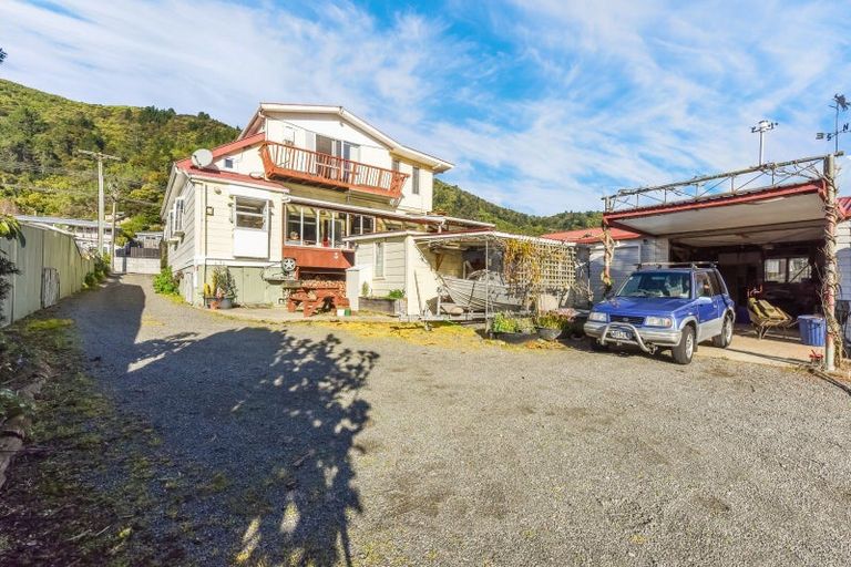 Photo of property in 83 Waikawa Road, Picton, 7220