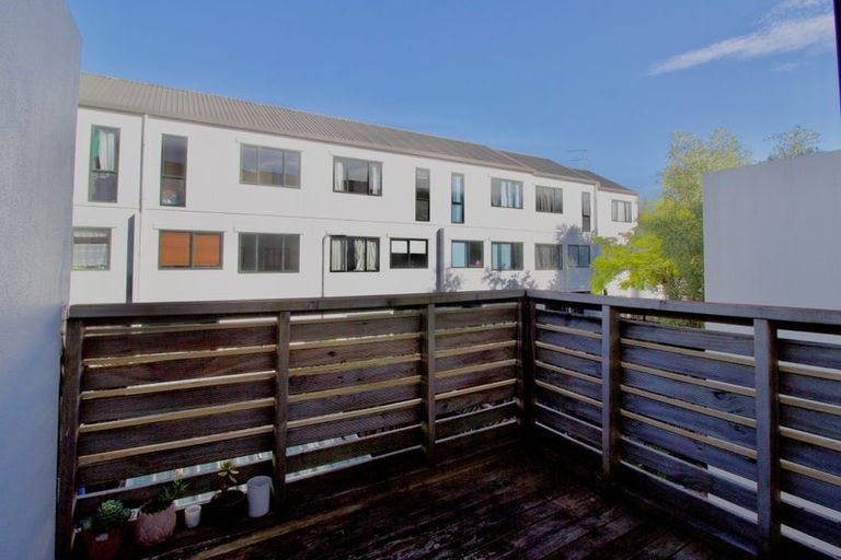 Photo of property in Lynn Park Terrace, 23/12 Ambrico Place, New Lynn, Auckland, 0600
