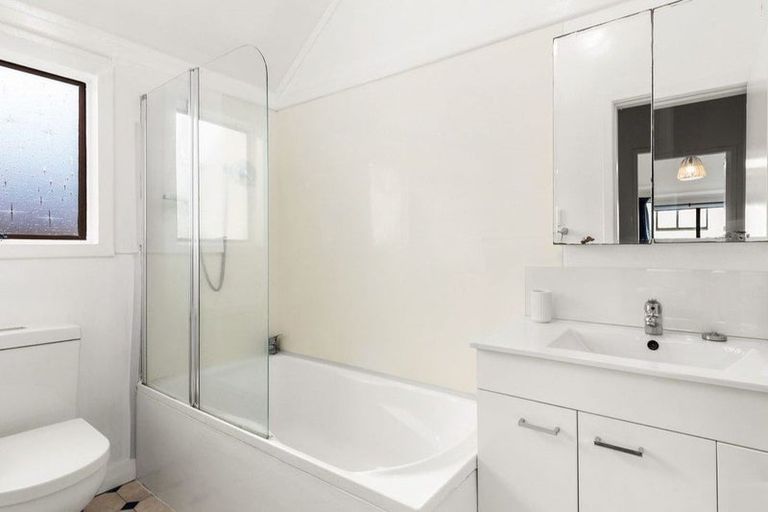 Photo of property in 4/163 Queens Drive, Lyall Bay, Wellington, 6022