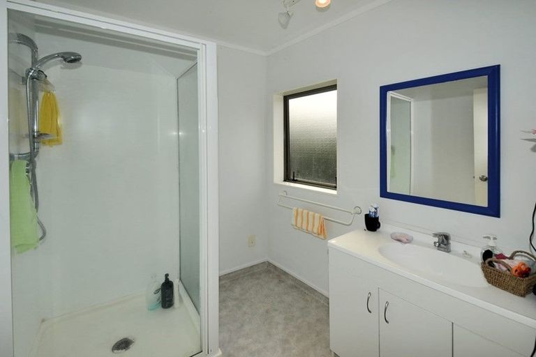 Photo of property in The Haven, 23/120 Beach Haven Road, Beach Haven, Auckland, 0626