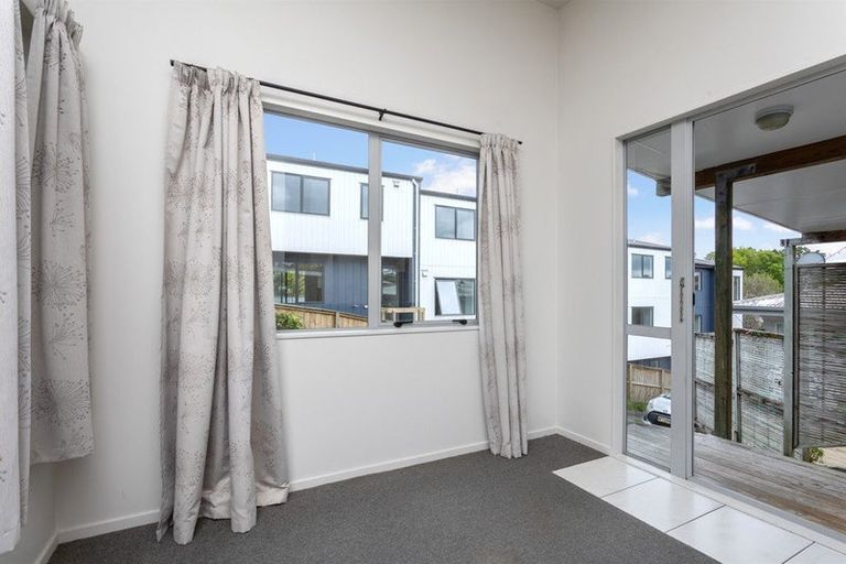 Photo of property in 18 Totaravale Drive, Totara Vale, Auckland, 0629