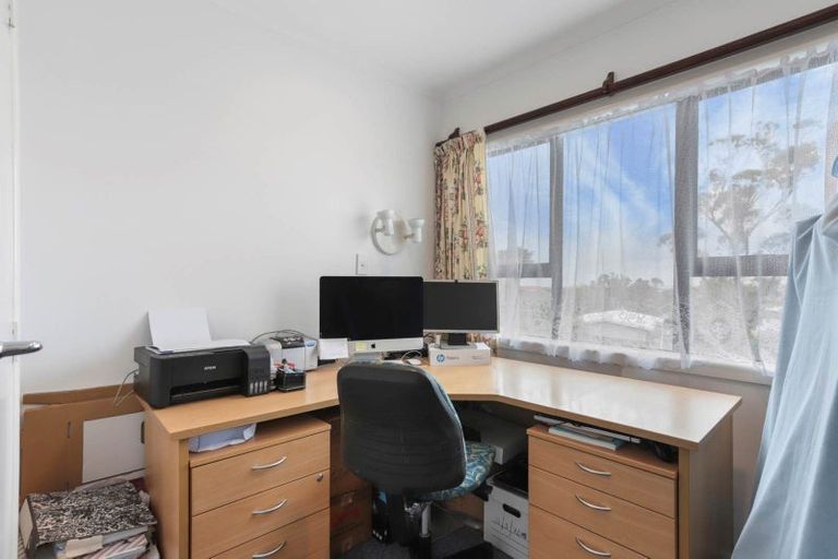 Photo of property in 34 Hobsonville Road, West Harbour, Auckland, 0618