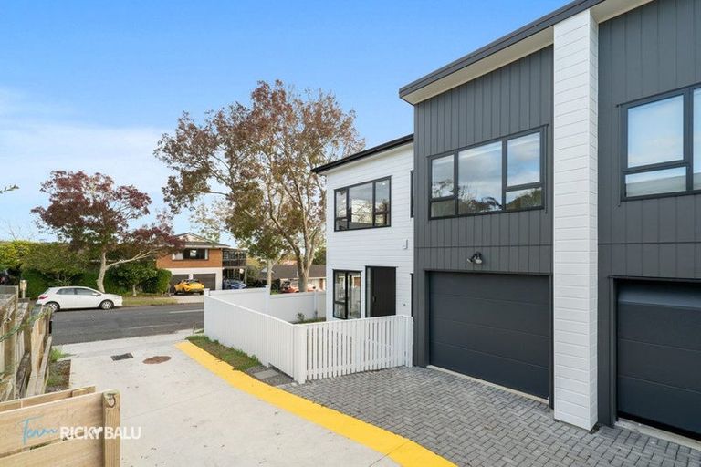 Photo of property in 43a Mirrabooka Avenue, Botany Downs, Auckland, 2010