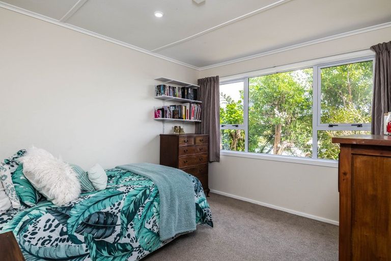 Photo of property in 19 Alder Place, Newlands, Wellington, 6037