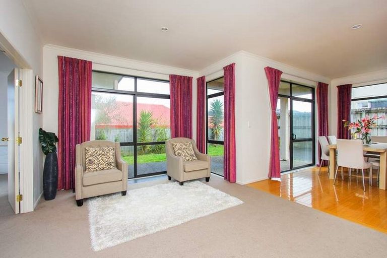 Photo of property in 23 Medallion Drive, Oteha, Auckland, 0632