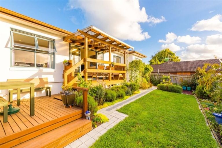 Photo of property in 72b Seabrook Avenue, New Lynn, Auckland, 0600