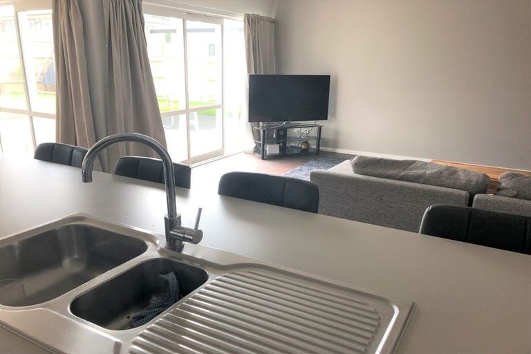 Photo of property in 15 Coutts Way, Fitzherbert, Palmerston North, 4410