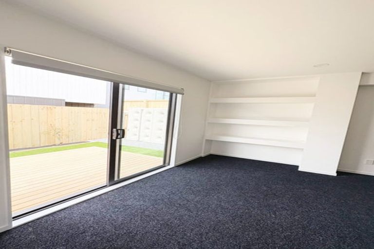 Photo of property in 12e Elcoat Avenue, Te Atatu South, Auckland, 0610