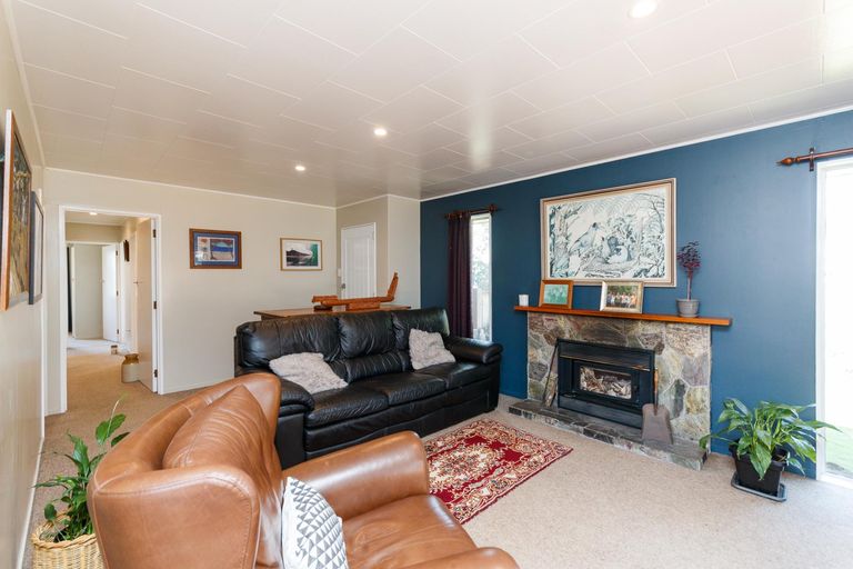Photo of property in 3 Adams Place, Kelvin Grove, Palmerston North, 4414
