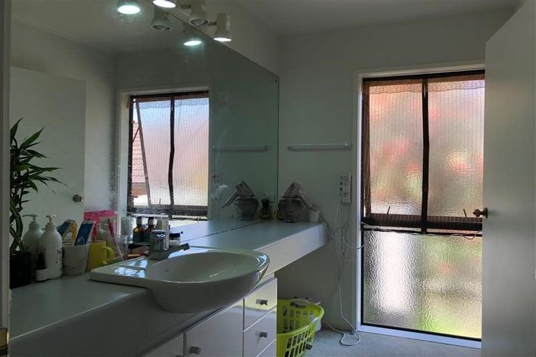 Photo of property in 9 Strabo Place, Windsor Park, Auckland, 0632