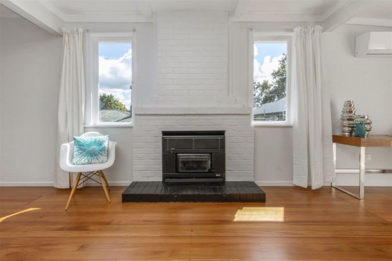 Photo of property in 1/68 Glen Road, Ranui, Auckland, 0612