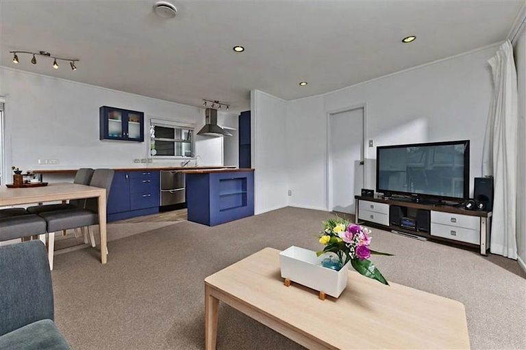 Photo of property in 10 Saffron Street, Birkdale, Auckland, 0626