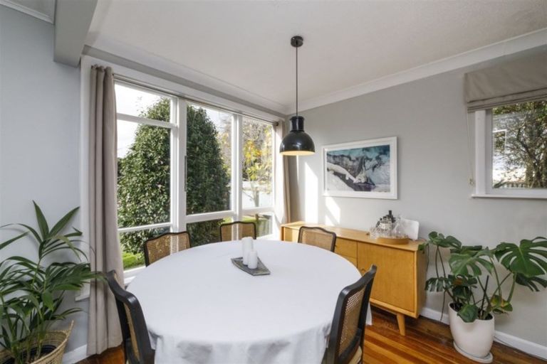 Photo of property in 4 Crewe Crescent, Hokowhitu, Palmerston North, 4410
