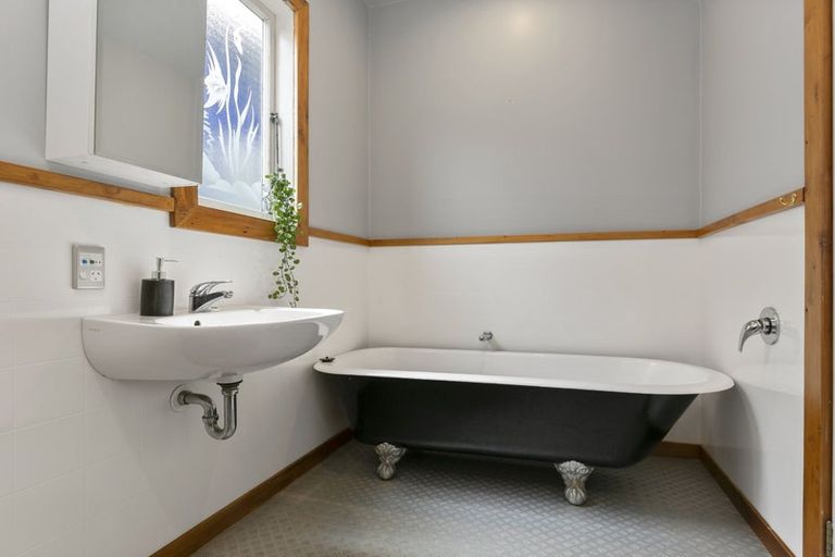 Photo of property in 32 Owhiro Bay Parade, Owhiro Bay, Wellington, 6023