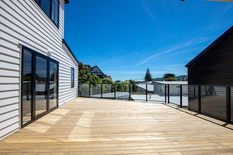 Photo of property in 6a Grays Road, Plimmerton, Porirua, 5026