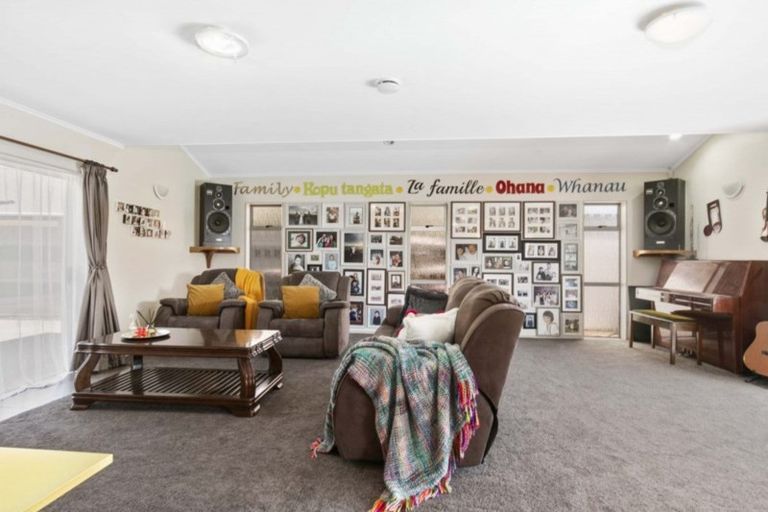 Photo of property in 40 Challen Close, Conifer Grove, Takanini, 2112