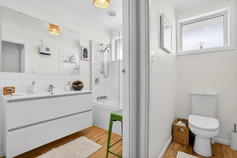 Photo of property in 2/35 Rangitoto Terrace, Milford, Auckland, 0620