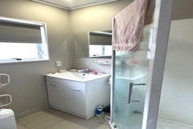 Photo of property in 16 Taupo Street, Green Bay, Auckland, 0604