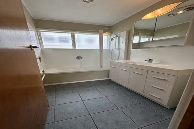 Photo of property in 1 Matipo Road, Mairangi Bay, Auckland, 0630