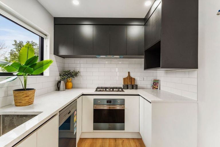 Photo of property in 43d Mirrabooka Avenue, Botany Downs, Auckland, 2010