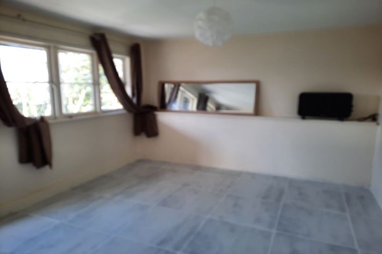 Photo of property in 321 Glenfield Road, Glenfield, Auckland, 0629