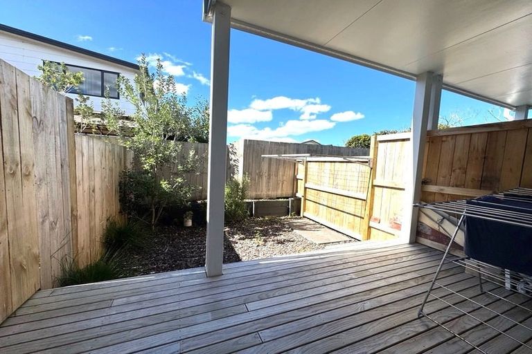 Photo of property in 12d Shamrock Lane, Te Atatu Peninsula, Auckland, 0610