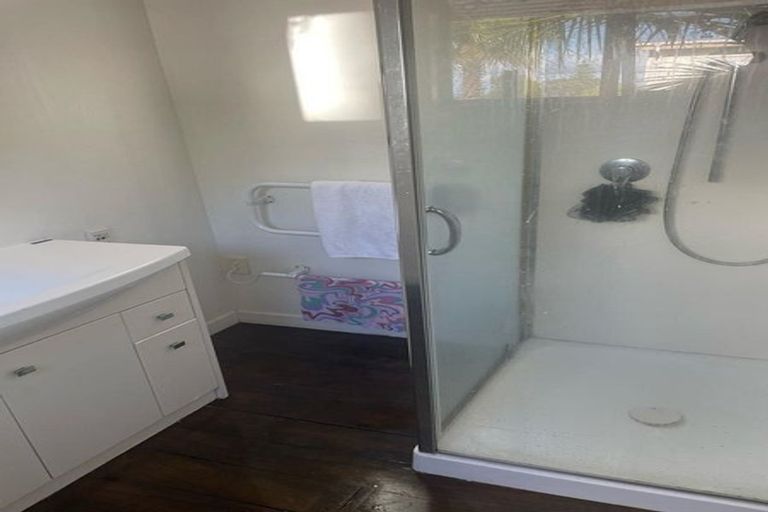 Photo of property in 2/119 Carlisle Road, Northcross, Auckland, 0632