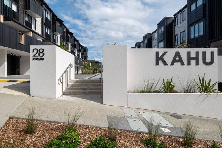 Photo of property in 2/19 Windlass Street, Long Bay, Auckland, 0630