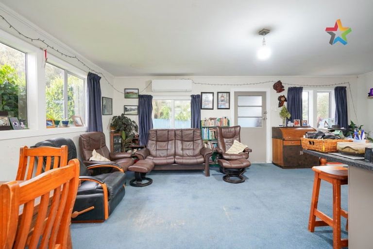 Photo of property in 30 Kilmarnock Street, Wallacetown, 9816