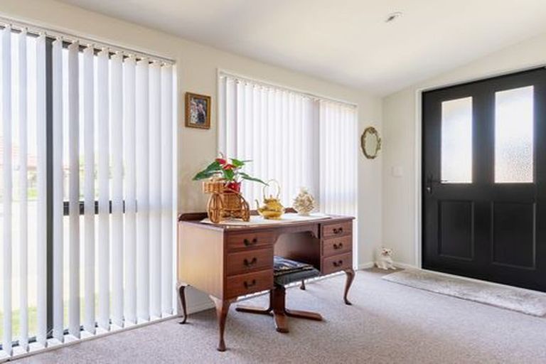 Photo of property in Rangeview Villas, 10/9 Fuller Close, Levin, 5510